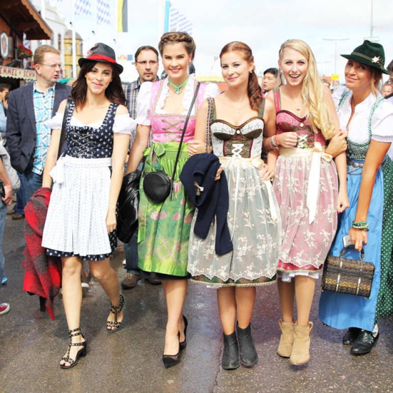 Bloggers at Oktoberfest and Dirndl outfit | Les Berlinettes